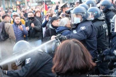 Коронавирус: в немецком Лейпциге полиция разогнала противников карантинных ограничений - unn.com.ua - Украина - Киев - Германия