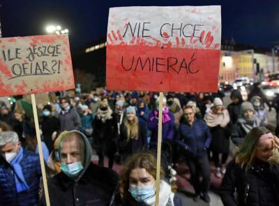 "Больше ни одной": В Польше прошли массовые акции в память об умершей беременной - vchaspik.ua - Украина - Польша