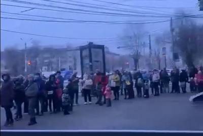 Чтобы отправить детей в школы и сады, воронежцам пришлось несколько часов стоять на улице за справкой об эпидокружении - vrn.mk.ru