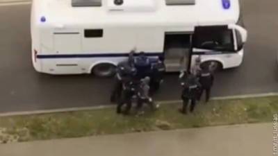 Били со всех сторон: массовое нападение на отца с ребенком - vesti.ru - Москва