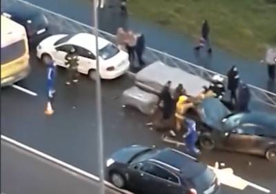 Девушка на Mercedes сбила трех человек на проспекте Ветеранов в Петербурге - bloknot.ru - Санкт-Петербург