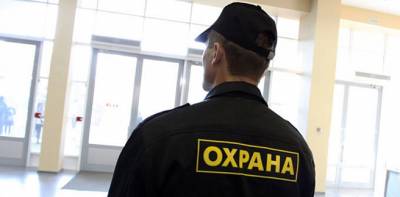 В Екатеринбурге охранник ТЦ избил женщину из-за сертификата вакцинации - runews24.ru - Екатеринбург