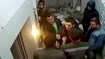 Попал в бок и ягодицы: агрессивный отец открыл огонь в подъезде - vesti.ru