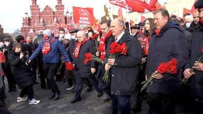 Владимир Ленин - Геннадий Зюганов - Коммунисты отметили годовщину революции на Красной площади - tvc.ru - Россия