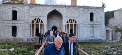 Ильхам Алиев - Группа участников VIII Глобального Бакинского форума побывала в мечети Ашагы Говхар Ага в городе Шуша (ФОТО) - trend.az - Азербайджан - Шуша