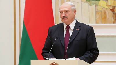 Александр Лукашенко - Наталья Эйсмонт - Лукашенко призвал белорусов к здоровому образу жизни, наколов кучу дров (ВИДЕО) - mir24.tv - Белоруссия