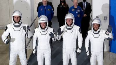 SpaceX отложила возвращение астронавтов с орбиты из-за сильного ветра - golos-ameriki.ru - шт.Флорида