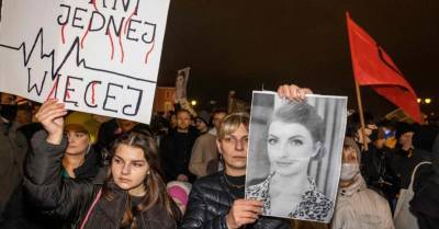 Дональд Туск - В Польше прошли массовые акции в память о скончавшейся беременной - rus.delfi.lv - Польша - Латвия