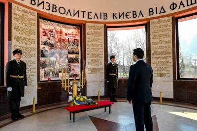 Владимир Зеленский - Президент Украины раскритиковал советское руководство и командование за «жестокость» при освобождении Киева от нацистов - topwar.ru - Украина - Киев