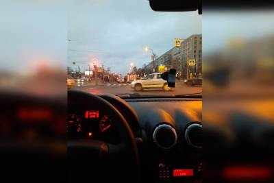 Сбитого пьяного пешехода доставали из-под авто на Бухарестской с помощью домкрата - spb.mk.ru - Санкт-Петербург