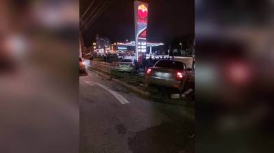 Две машины снесли забор у заправки на Левом берегу Воронежа: есть пострадавший - vestivrn.ru - Воронеж