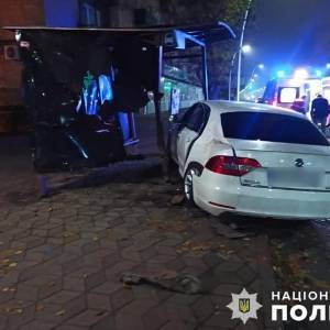 В Мелитополе водитель «Шкоды» врезался в остановку: есть пострадавшие. Фото - reporter-ua.com - Мелитополь - Запорожья
