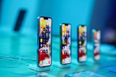Дефицит новых iPhone в России достиг 80% из-за нехватки комплектующих - rb.ru - Россия