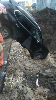 В Орле Nissan провалился в огромную яму - vechor.ru - Украина