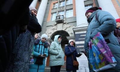 Алексей Орлов - В Екатеринбурге родители школьников устроили митинг возле мэрии из-за дистанционного образования - og.ru - Екатеринбург