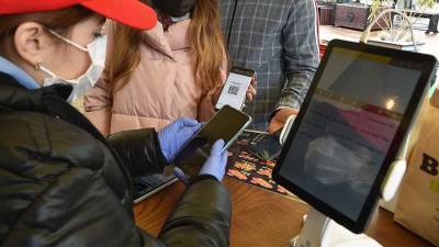 Минздрав и Минцифры объяснили изменение срока действия QR-кодов на Госуслугах - iz.ru - Россия - Израиль