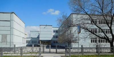Под Новосибирском на карантин закрыли школу из-за COVID-19 у работника столовой - runews24.ru - Новосибирск - Бердск