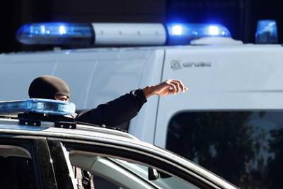 На французских полицейских напал с ножом выкрикивавший имя пророка злоумышленник - lenta.ru - США - Франция