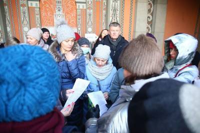 Алексей Орлов - Родители школьников устроили у мэрии Екатеринбурга акцию против дистанционного образования - znak.com - Екатеринбург