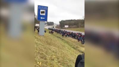 Станислав Жарин - Толпа мигрантов готовится к штурму белорусско-польской границы (видео) - tvc.ru - Белоруссия - Польша - Минск - Варшава