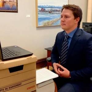 В Канаде министр лесной промышленности уволился из-за алкоголизма - reporter-ua.com - Канада