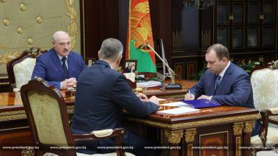 Александр Лукашенко - Андрей Рыбаков - Лукашенко вновь жалуется: нас пытаются расшатать и наклонить - naviny.by - Белоруссия