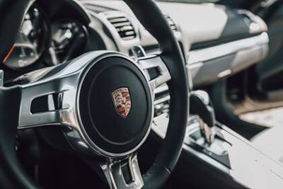 Porsche - Porsche разорвало пополам по пути в Петербург - lenta.ru - Санкт-Петербург