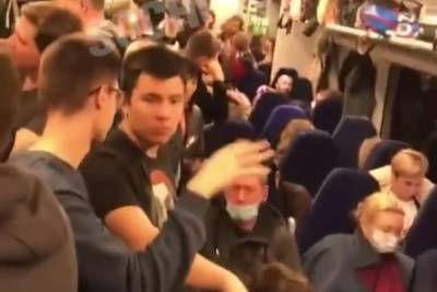 Все едут домой: в Сочи сняли на видео переполненную туристами электричку - kuban.mk.ru - Сочи - Краснодар