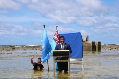 Министр иностранных дел Тувалу выступил на конференции ООН стоя в воде - aif.ru - Россия - США - Тувалу