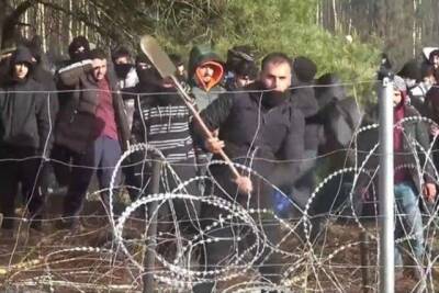 «Ситуация накаляется»: мигранты из Беларуси штурмуют польскую границу (ВИДЕО) - enovosty.com - Белоруссия - Польша