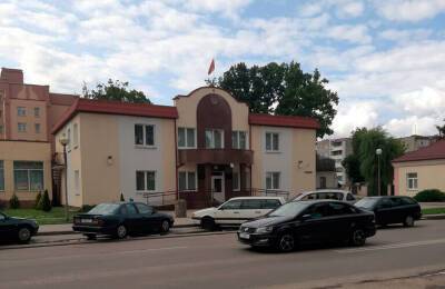 Жительницу Мостов оштрафовали за наклейку с гербом «Погоня» на фасаде дома - naviny.by - Белоруссия