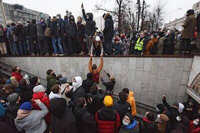 В МВД назвали причину участия подростков в протестных акциях - lenta.ru