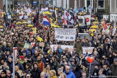 В Гааге прошли массовые протесты против ужесточения мер борьбы с пандемией - unn.com.ua - Украина - Киев - Голландия - Гаага