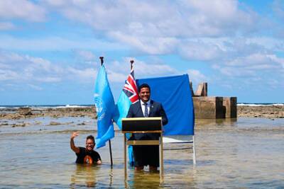 Министр тонущего государства обратился к миру по колено в воде - lenta.ru - Тувалу