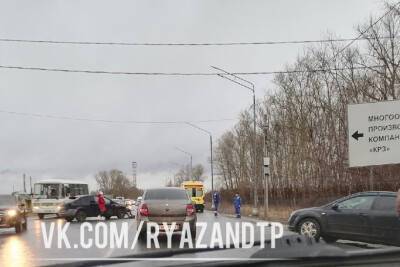Ford Focus - На Ряжскском шоссе в Рязани столкнулись две иномарки - rzn.mk.ru - Рязань