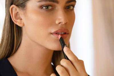 Трансгендерная модель впервые стала лицом косметики Armani - lenta.ru - Бразилия