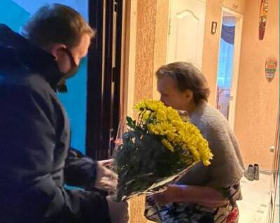 Растрогали до слез. Волонтеры поздравили с 89-летием одинокую смолянку - rabochy-put.ru - Россия