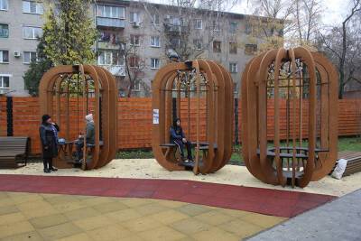 В Никитинском сквере появились качели-гамаки и беседки-«читальни» - vrn.mk.ru - Воронеж