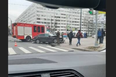 Питер Онлайн - Mercedes «размотало» по тротуару на пересечении Композиторов и Просвещения, есть пострадавшие - neva.today - Санкт-Петербург - р-н Выборгский