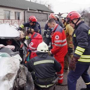 ДТП на ул. Солидарности: в Запорожье спасатели деблокировали водителя одного из авто. Фото - reporter-ua.com - Украина - Запорожская обл. - Запорожье - район Шевченковский