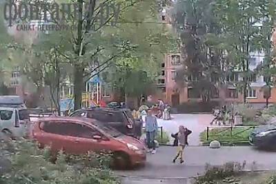 В Петербурге доставщик сбил во дворе ребенка, пообещал помощь в лечении и пропал - lenta.ru - Россия - Санкт-Петербург