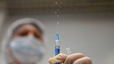Опрос: 59% российских компаний организовали вакцинацию сотрудников от COVID-19 - russian.rt.com - Россия