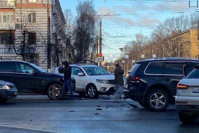 Появилось видео с моментом тройного ДТП на площади Терешковой в Твери - tver.mk.ru - Тверь