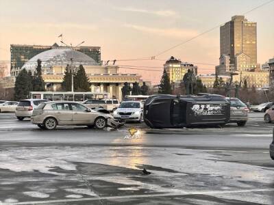 Toyota опрокинулась на бок после столкновения в центре Новосибирска - sib.fm - Новосибирск