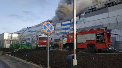 В МЧС предупредили об угрозе обрушения горящего склада в Петербурге - iz.ru - Россия - Санкт-Петербург - Израиль