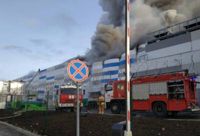 Более 100 человек тушат пожар на складе под Петербургом - online47.ru - Санкт-Петербург - район Пушкинский
