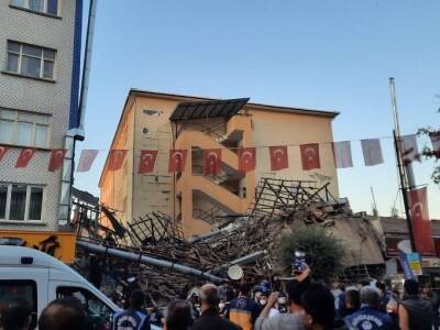 В Турции обрушилось двухэтажное здание, 11 человек пострадали - trend.az - Турция - Turkey