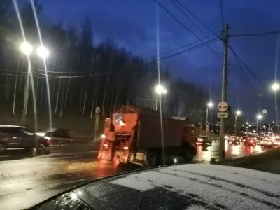 Юрий Шалабаев - Мосты и съезды в Нижнем Новгороде начали посыпать песко-соляной смесью - vgoroden.ru - Нижний Новгород