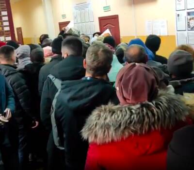 Десятки человек без масок собрались в очередь в миграционном отделе Новосибирска - sib.fm - Новосибирск - район Ленинский, Новосибирск