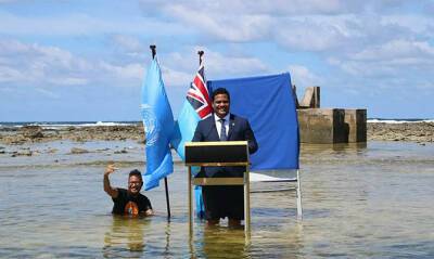 Министр «тонущего» государства попросил помощи, стоя по колено в воде - capital.ua - Украина - Тувалу